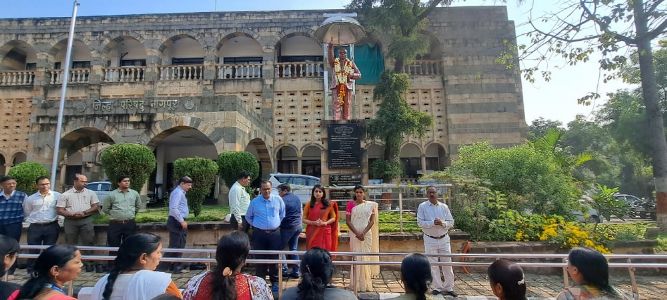 दि. ६ डिसेंबर, महापरिनिर्वाण दिनानिमित्त जिल्हा परिषद नागपूर प्रांगणात डॉ. बाबासाहेब आंबेडकर यांच्या पुतळ्याला पुष्पहार अर्पण करून अभिवादन करण्यात आले.